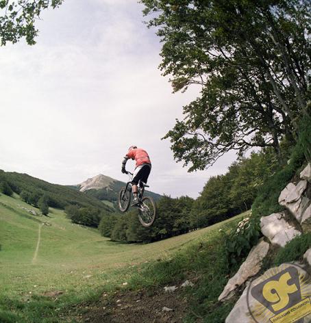 Yohan sur un joli saut au Col De Rousset