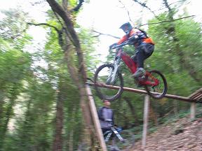 Un gros tremplin, suivant la vitesse, on atterit 1.5 à 3 m plus bas, mais attention, en bas passage d'un ruisseau et ça remonte fort.